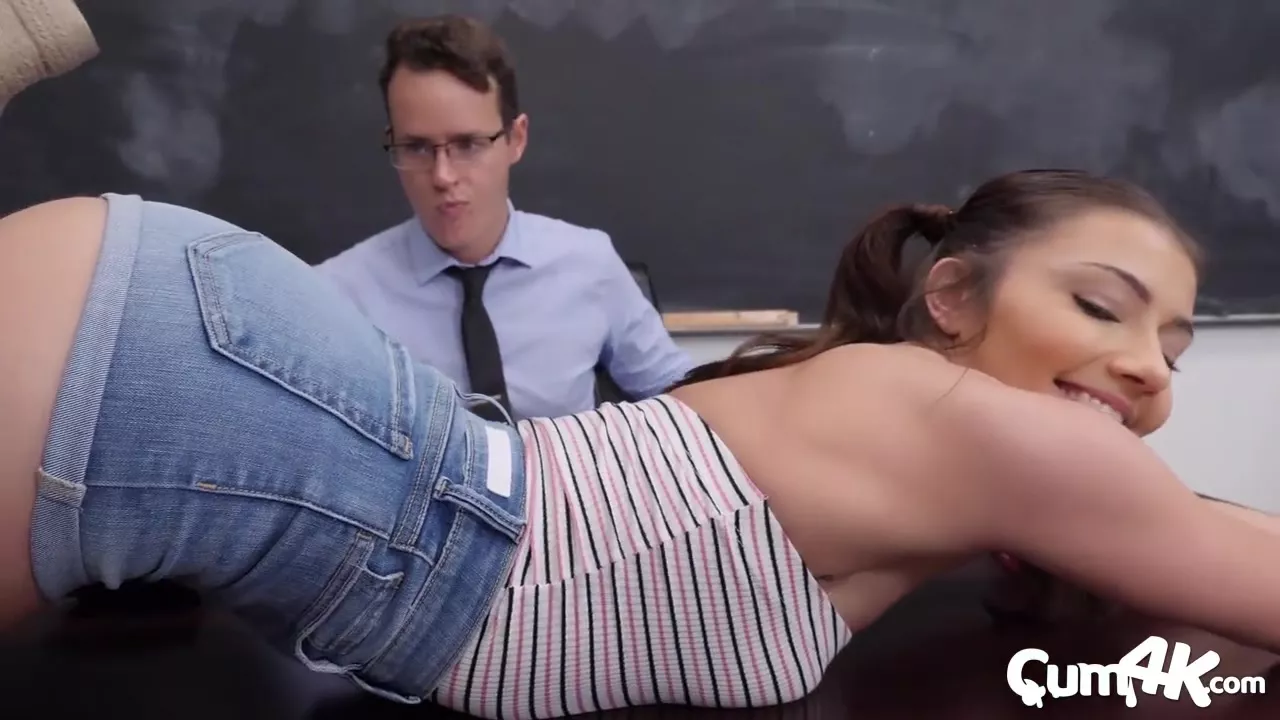 Nerdy person is having sex with a sexy teen girl - Teen Porn Video