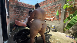 mi vecino me ayuda a lavar la moto y despues me folla